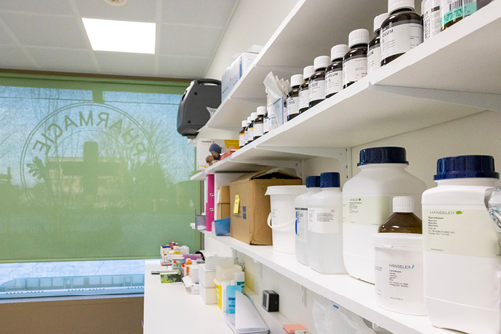 Vue du back office de la pharmacie, optimisé pour la circulation et la logistique, alliant fonctionnalité et ergonomie pour l’équipe officinale.