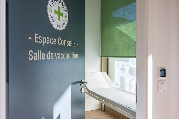 Cabine de confidentialité intégrée dans un espace étroit, garantissant discrétion et confort pour les entretiens de santé.