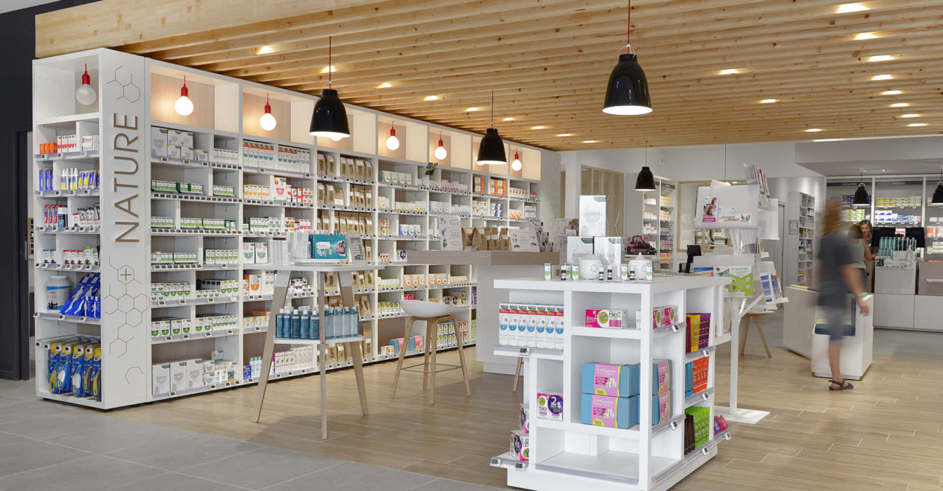 Vue intérieure de la pharmacie du Pays de Retz à Bourgneuf-en-Retz – aménagement lumineux en bois et blanc, design épuré et naturel.