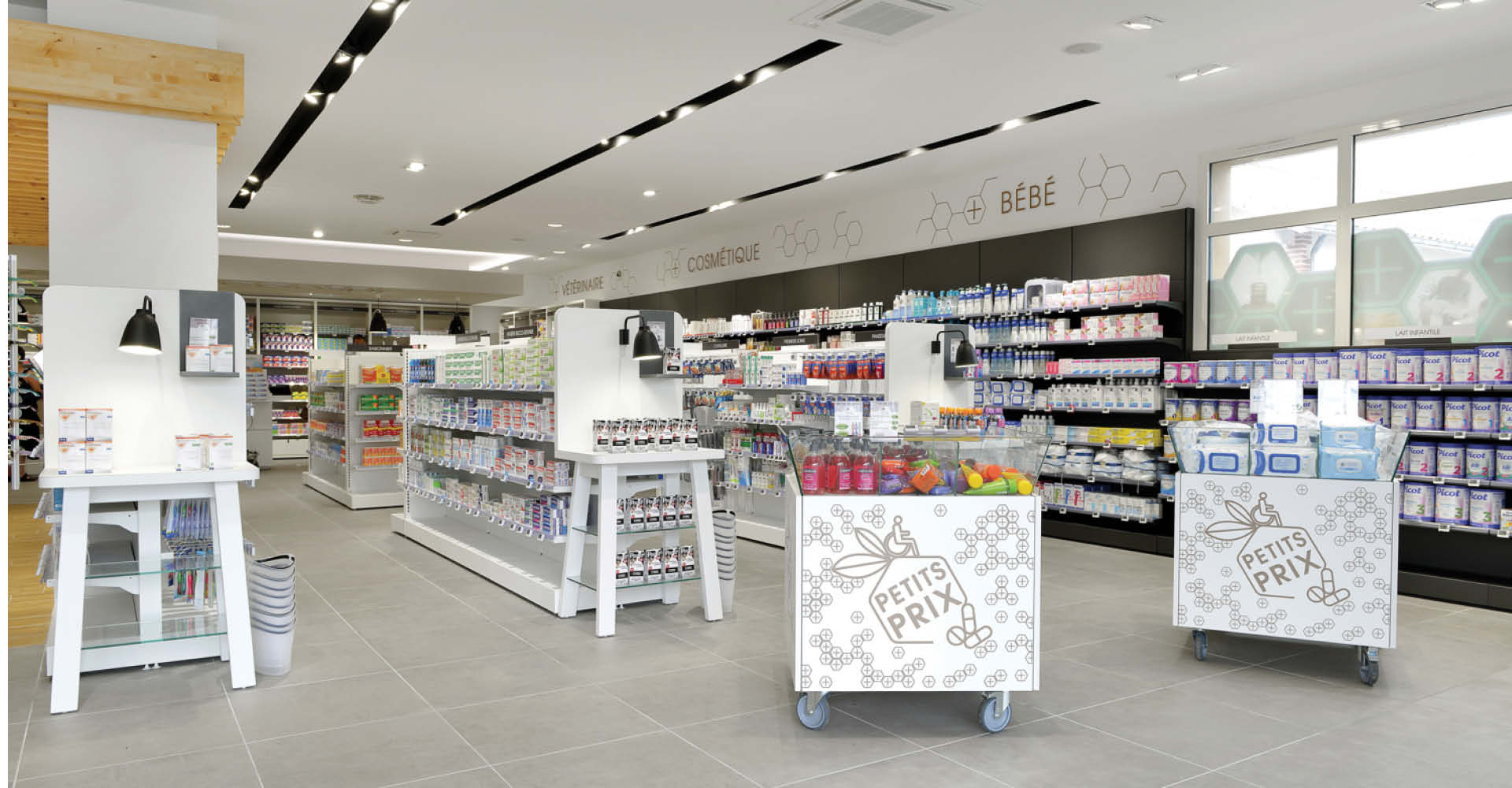 Vue intérieure de la pharmacie du Pays de Retz à Bourgneuf-en-Retz – aménagement lumineux en bois et blanc, design épuré et naturel.