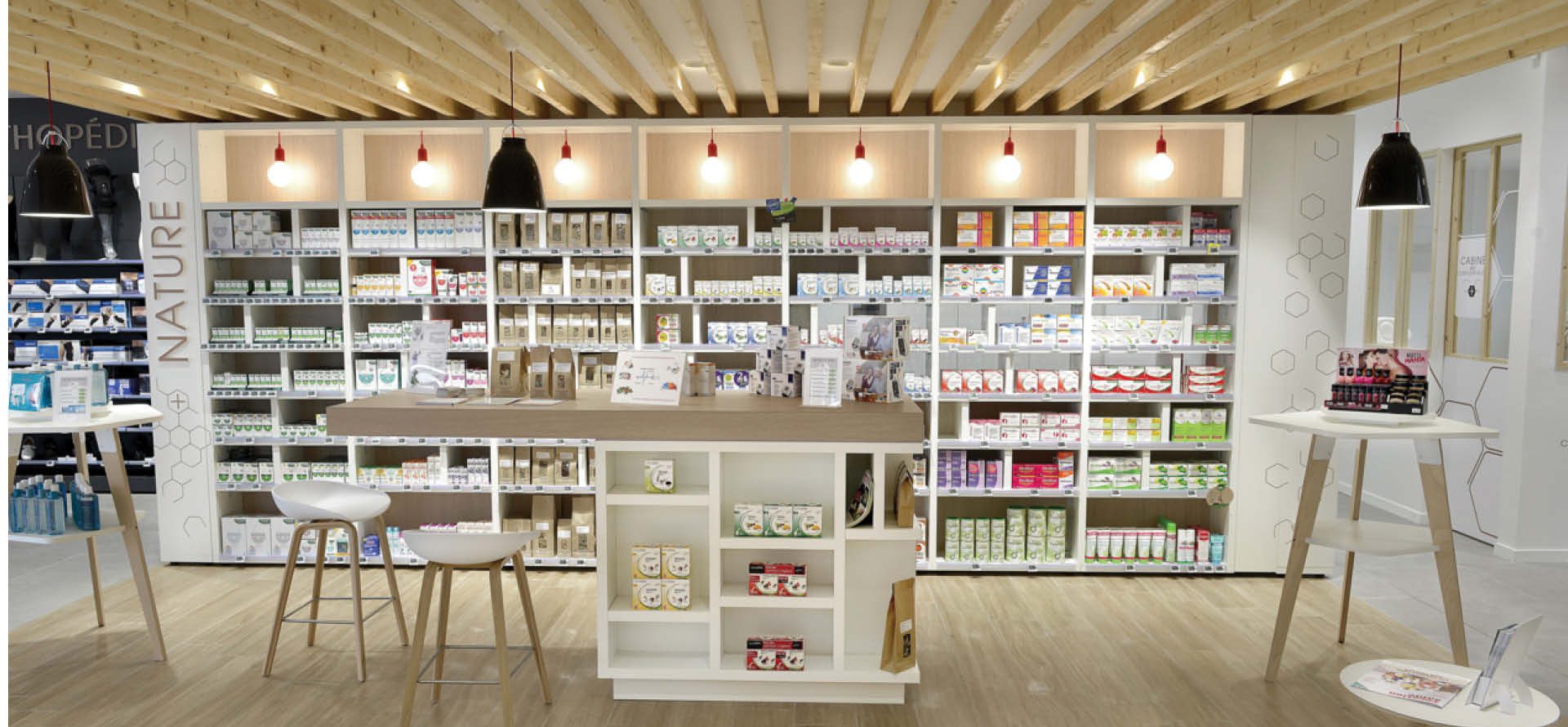 Vue intérieure de la pharmacie du Pays de Retz à Bourgneuf-en-Retz – aménagement lumineux en bois et blanc, design épuré et naturel.