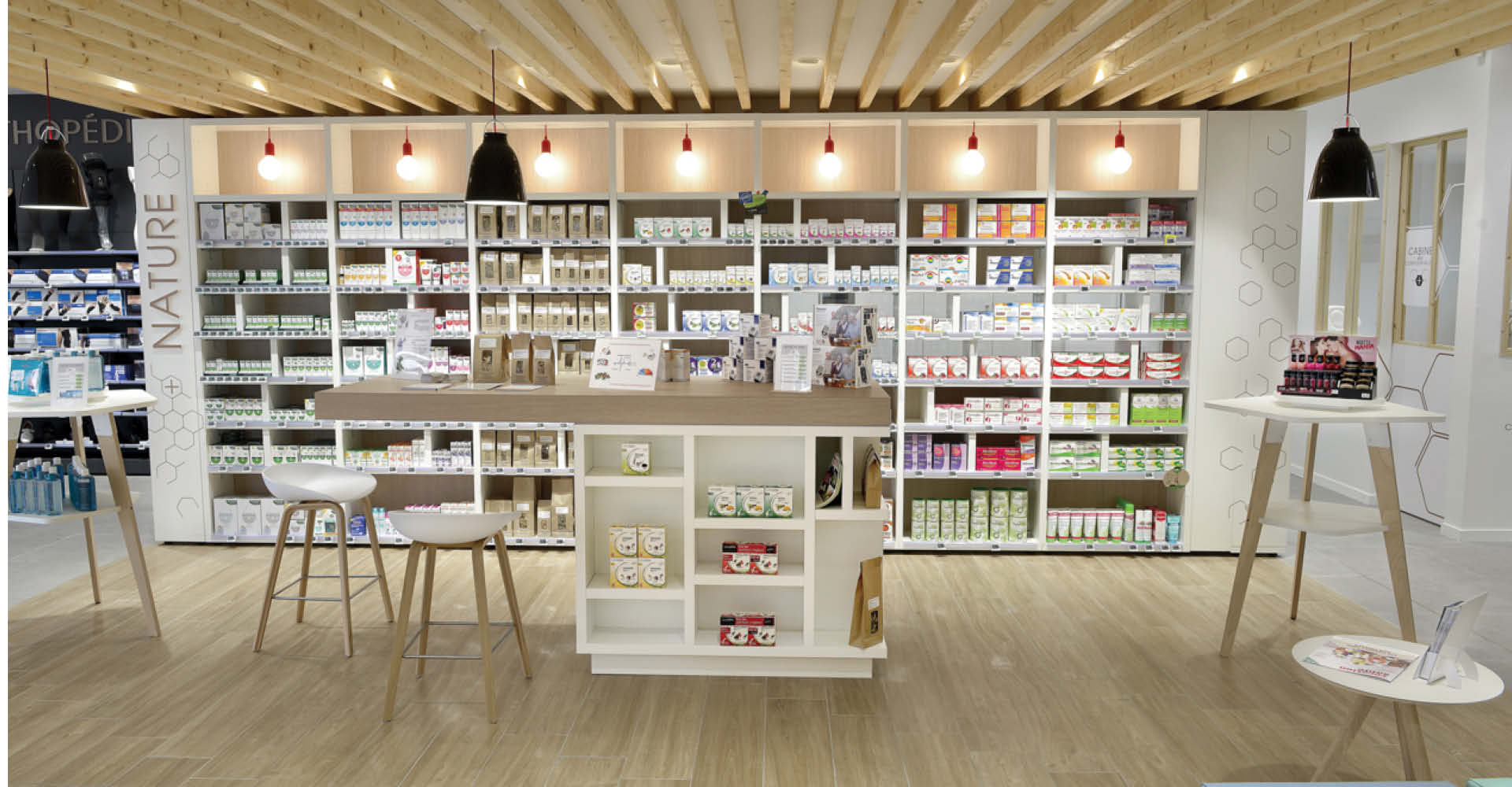 Vue intérieure de la pharmacie du Pays de Retz à Bourgneuf-en-Retz – aménagement lumineux en bois et blanc, design épuré et naturel.