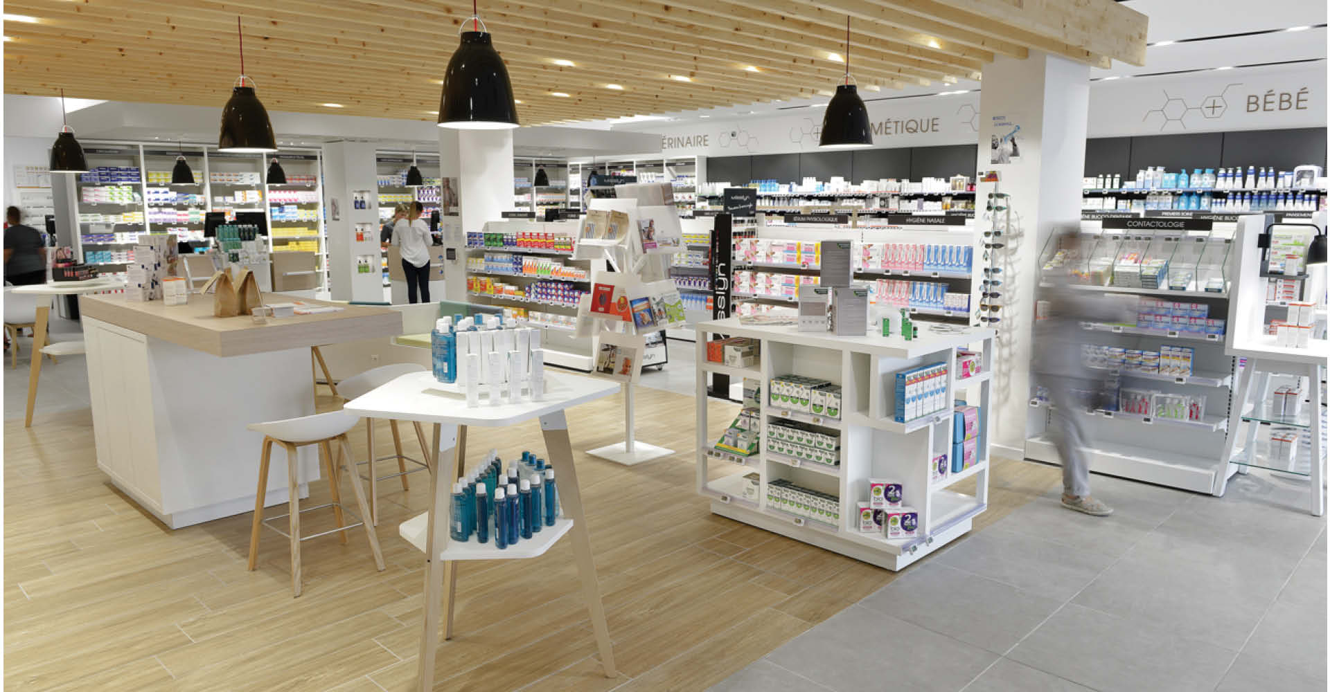 Vue intérieure de la pharmacie du Pays de Retz à Bourgneuf-en-Retz – aménagement lumineux en bois et blanc, design épuré et naturel.