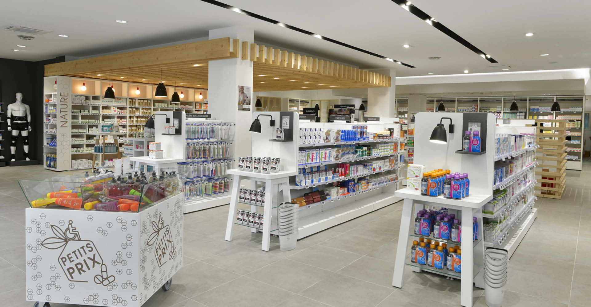 Vue intérieure de la pharmacie du Pays de Retz à Bourgneuf-en-Retz – aménagement moderne et naturel