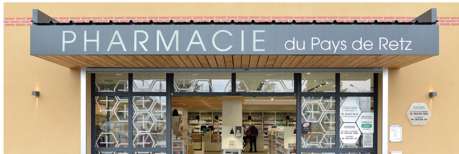 Communication visuelle sur la façade– identité forte de la pharmacie du Pays de Retz