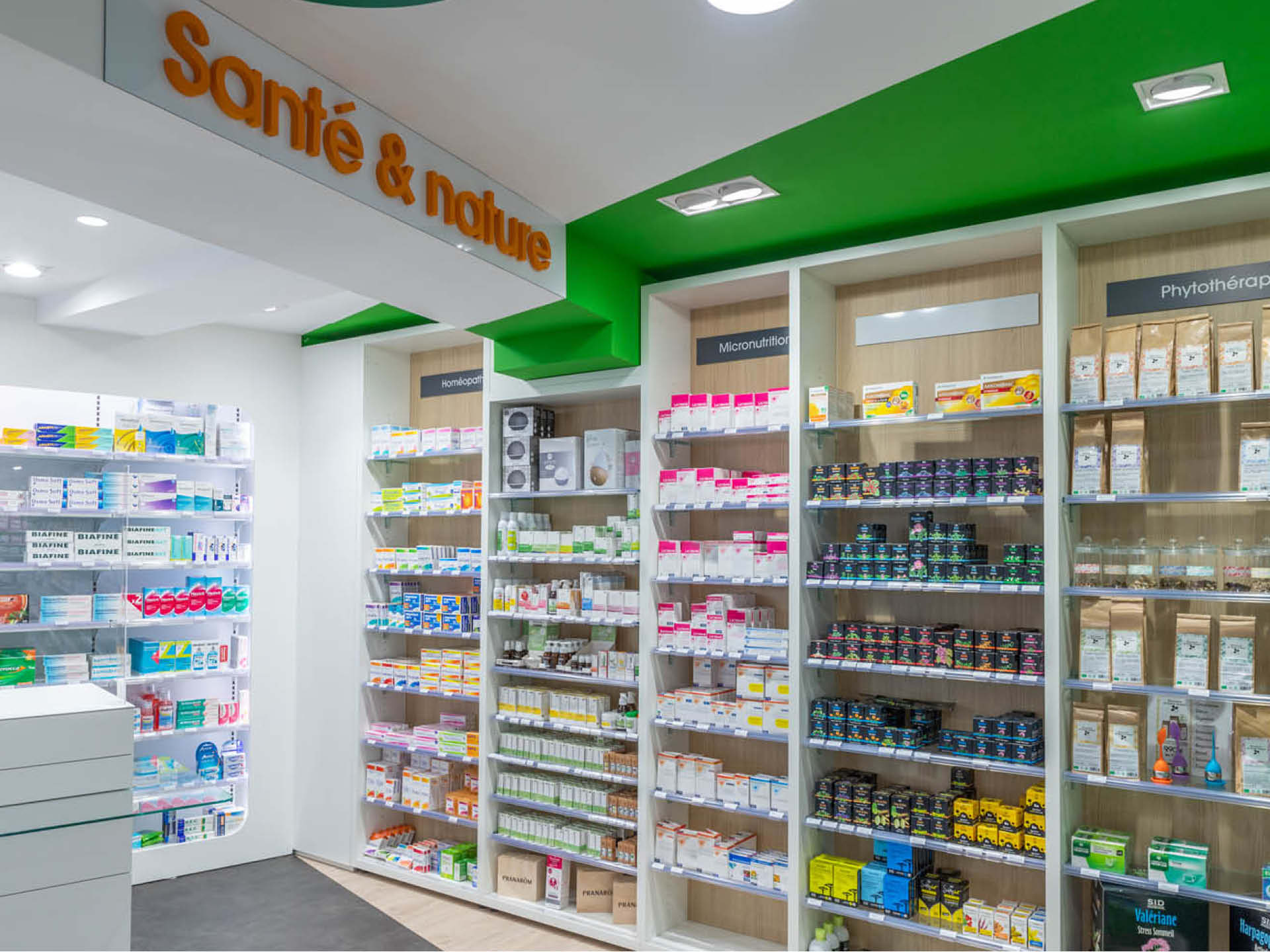 Vue générale de l’espace de vente de la Pharmacie de Saint-Joseph, avec implantation stratégique et parcours client fluide