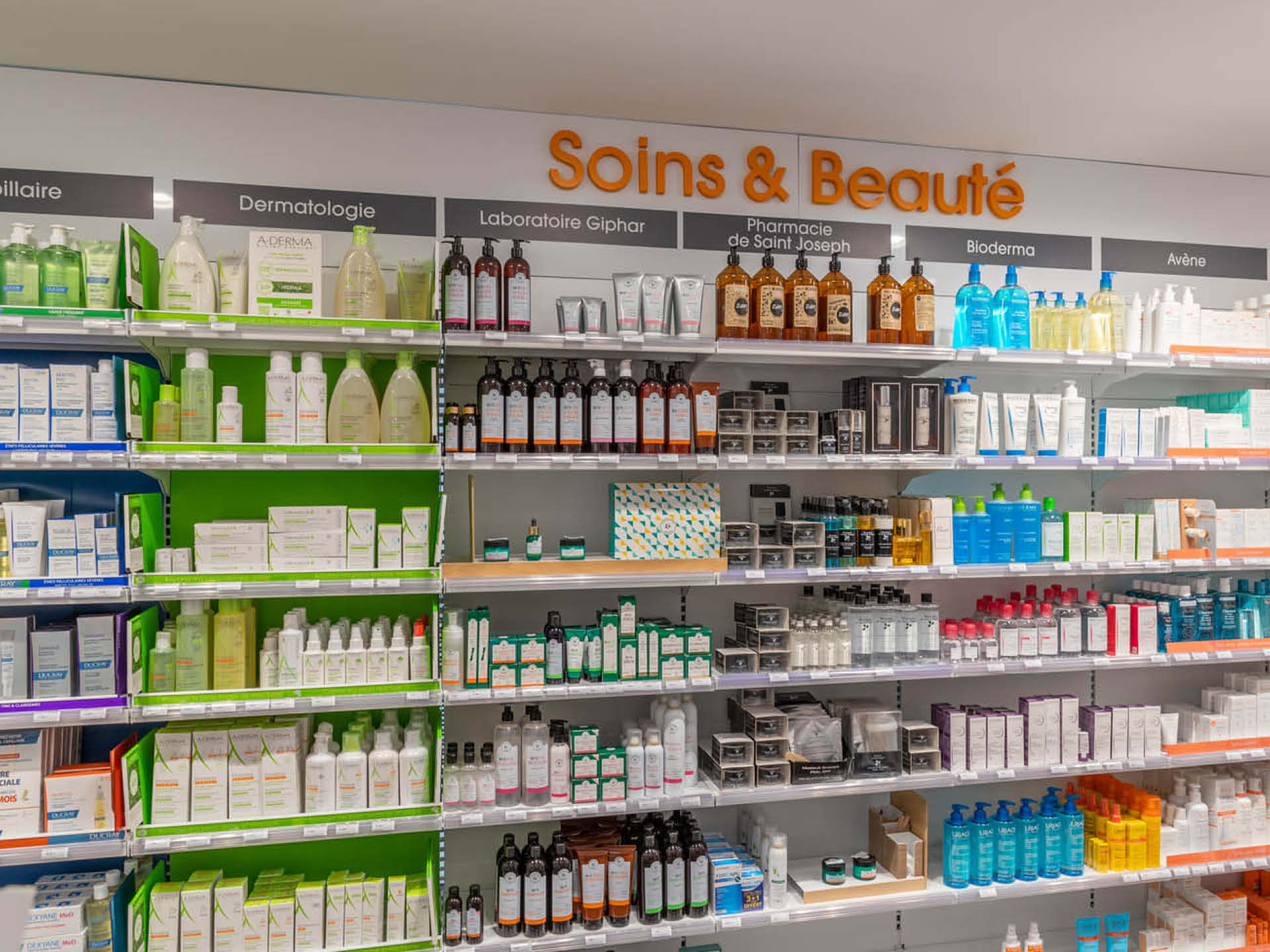 Espace soins et beauté à la Pharmacie de Saint-Joseph avec mobilier sur-mesure et mise en valeur des produits dermocosmétiques