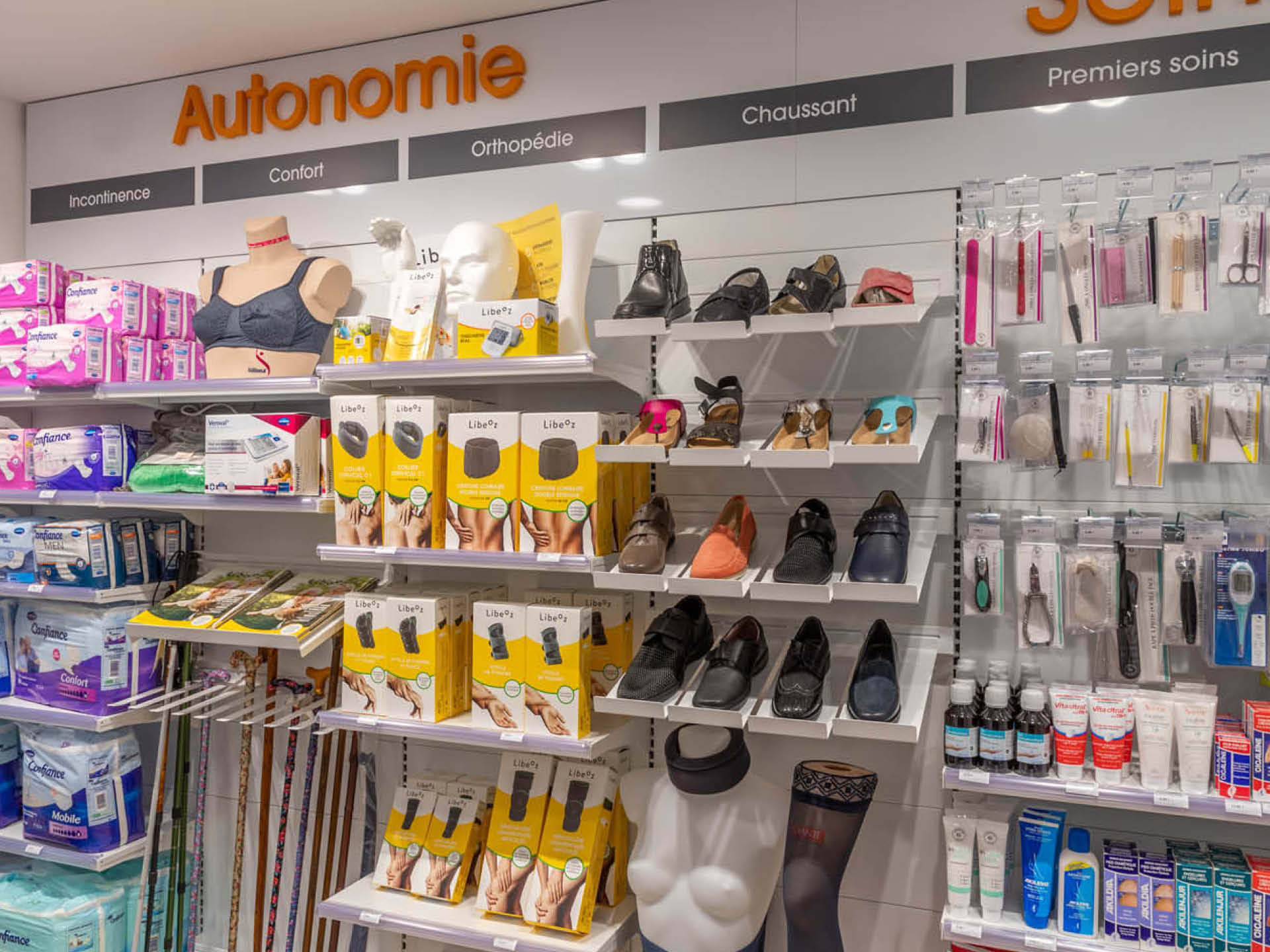 Espace maintien à domicile à la Pharmacie de Saint-Joseph, mettant en avant les produits et services dédiés au confort et à l’autonomie