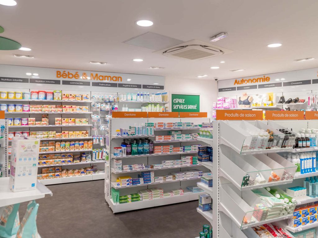 Vue générale de l’espace de vente de la Pharmacie de Saint-Joseph, avec implantation stratégique et parcours client fluide