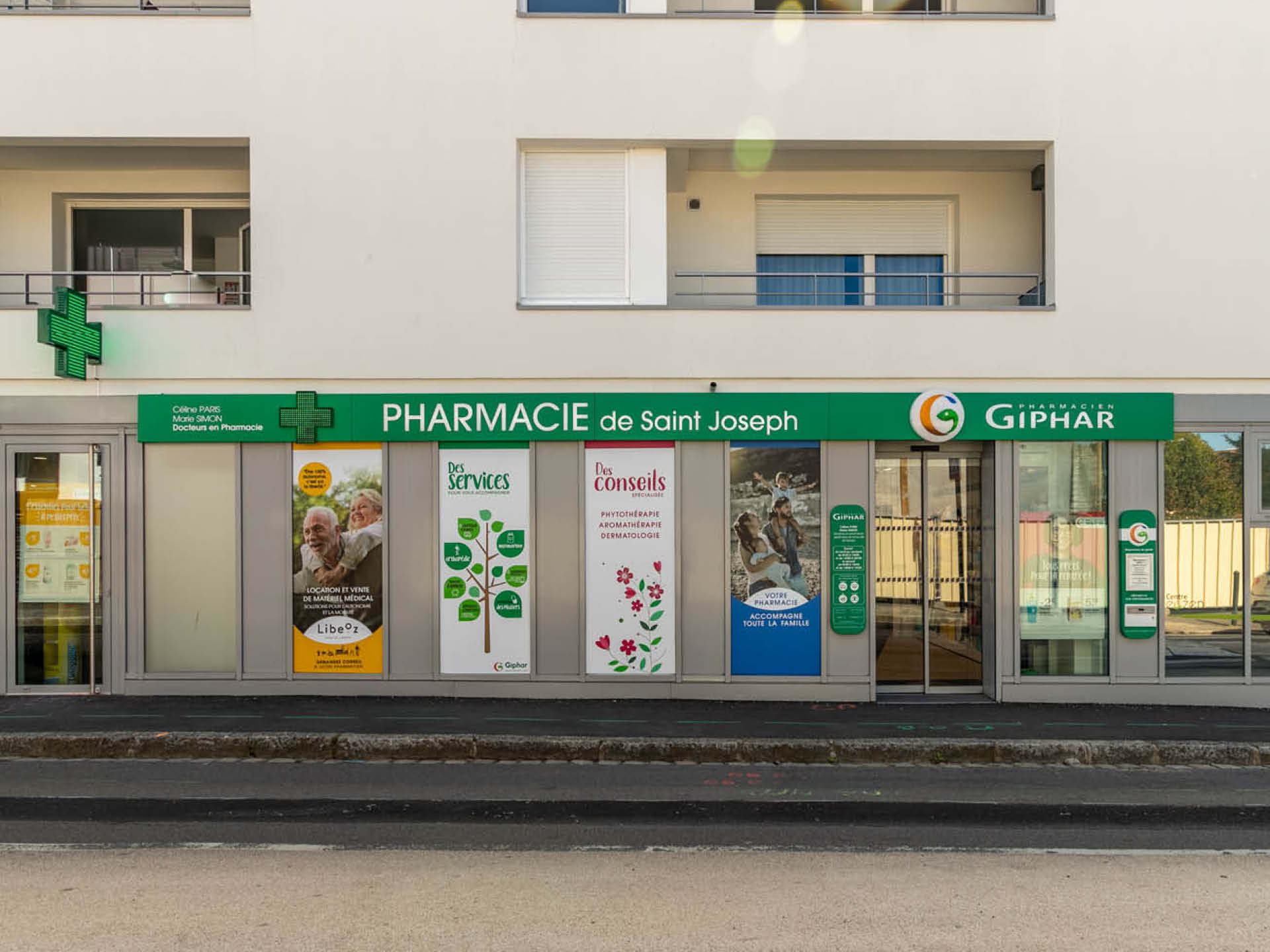 Façade moderne de la Pharmacie de Saint-Joseph à Nantes avec signalétique Giphar et identité visuelle claire