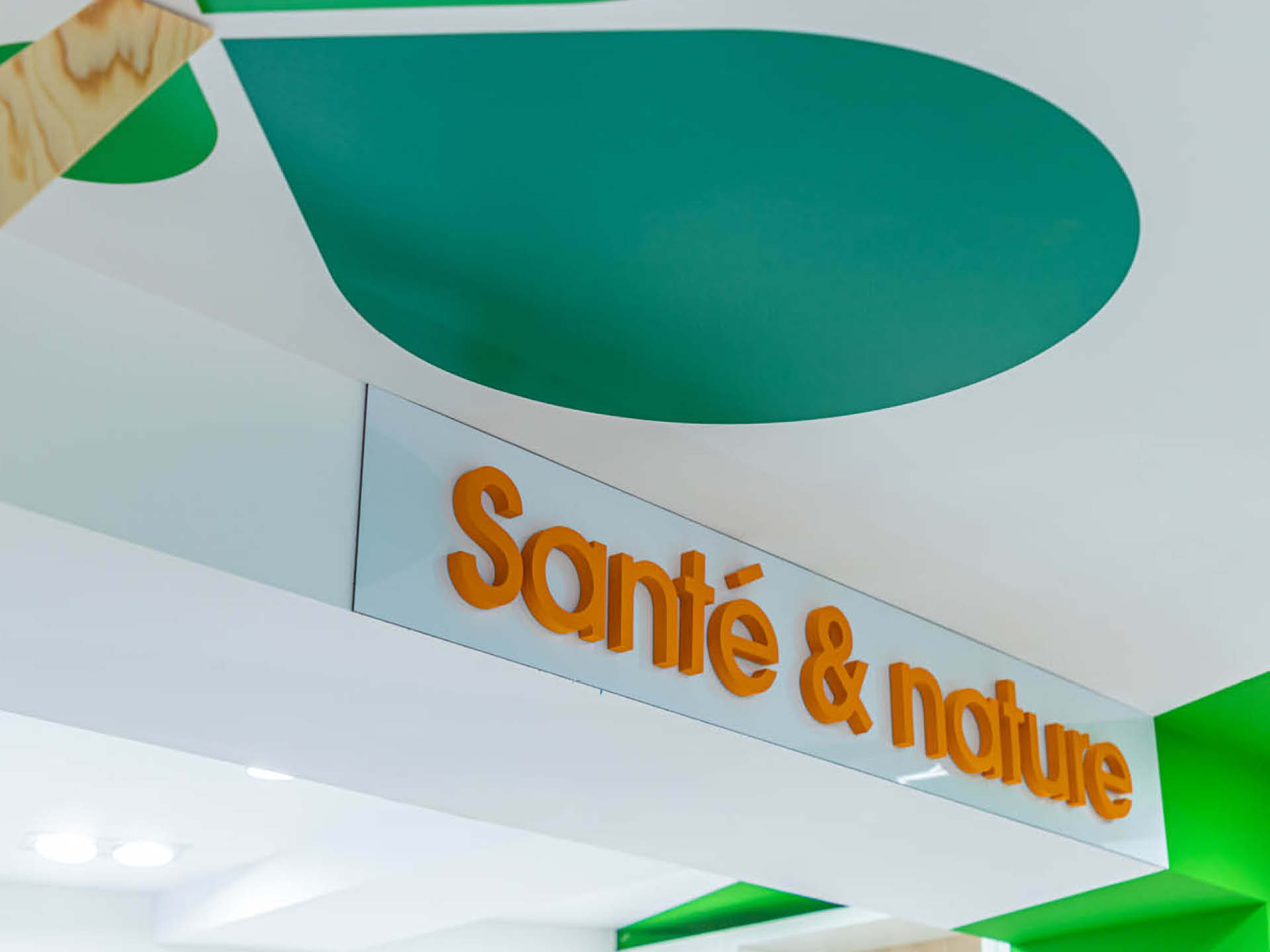 Signalétique et éléments graphiques représentant l’identité du groupement Giphar au sein de la Pharmacie de Saint-Joseph