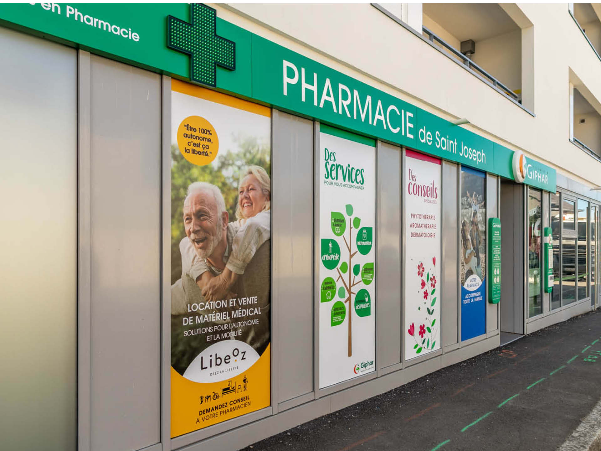 Façade moderne de la Pharmacie de Saint-Joseph à Nantes avec signalétique Giphar et identité visuelle claire