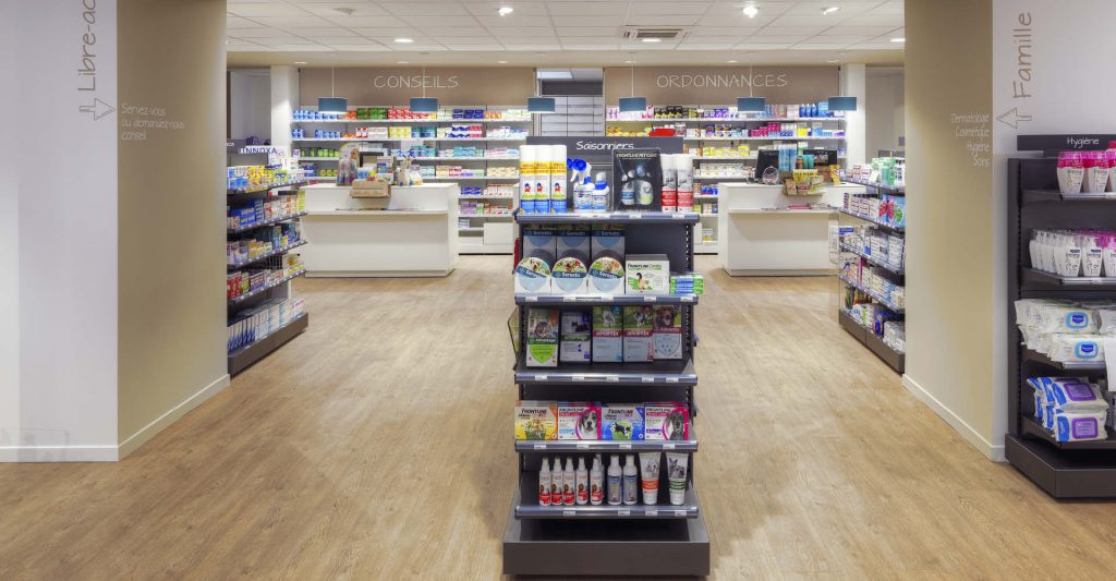 Espace de vente de la pharmacie Brainoise à Braine, avec un agencement moderne et fonctionnel valorisant les parcours clients.