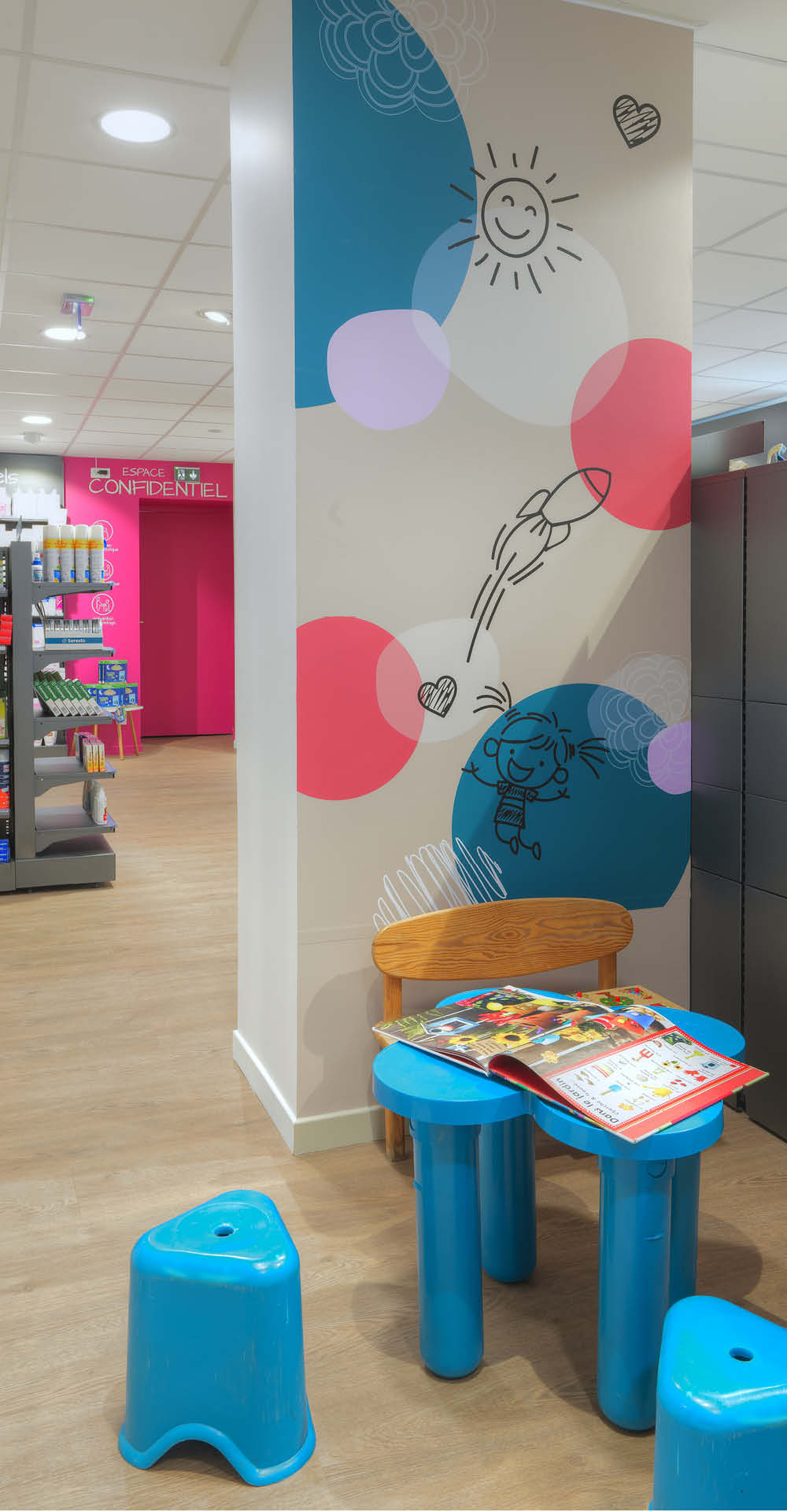 Espace enfant coloré de la pharmacie Brainoise à Braine, aménagé sur mesure pour offrir un coin ludique et accueillant.