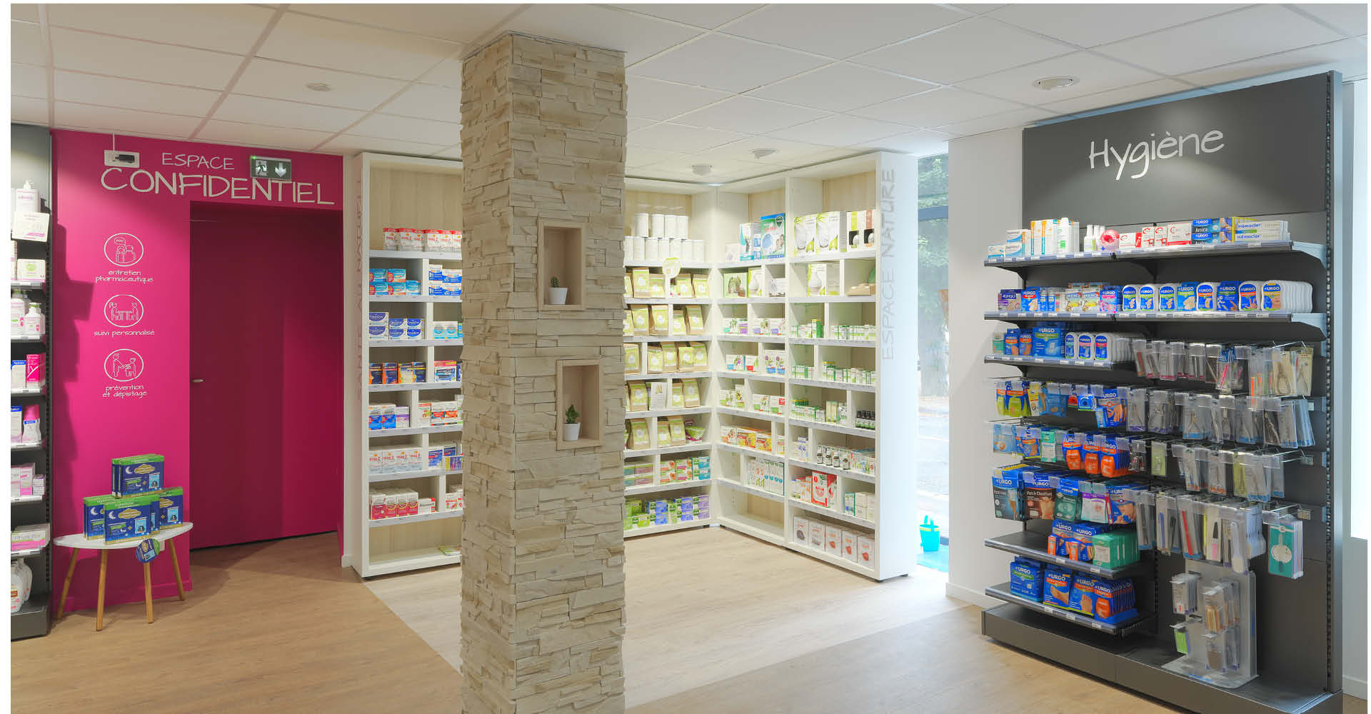 Espace de vente de la pharmacie Brainoise à Braine, avec un agencement moderne et fonctionnel, une signalétique claire et des poteaux identifiant les espaces définis dans l’aménagement.