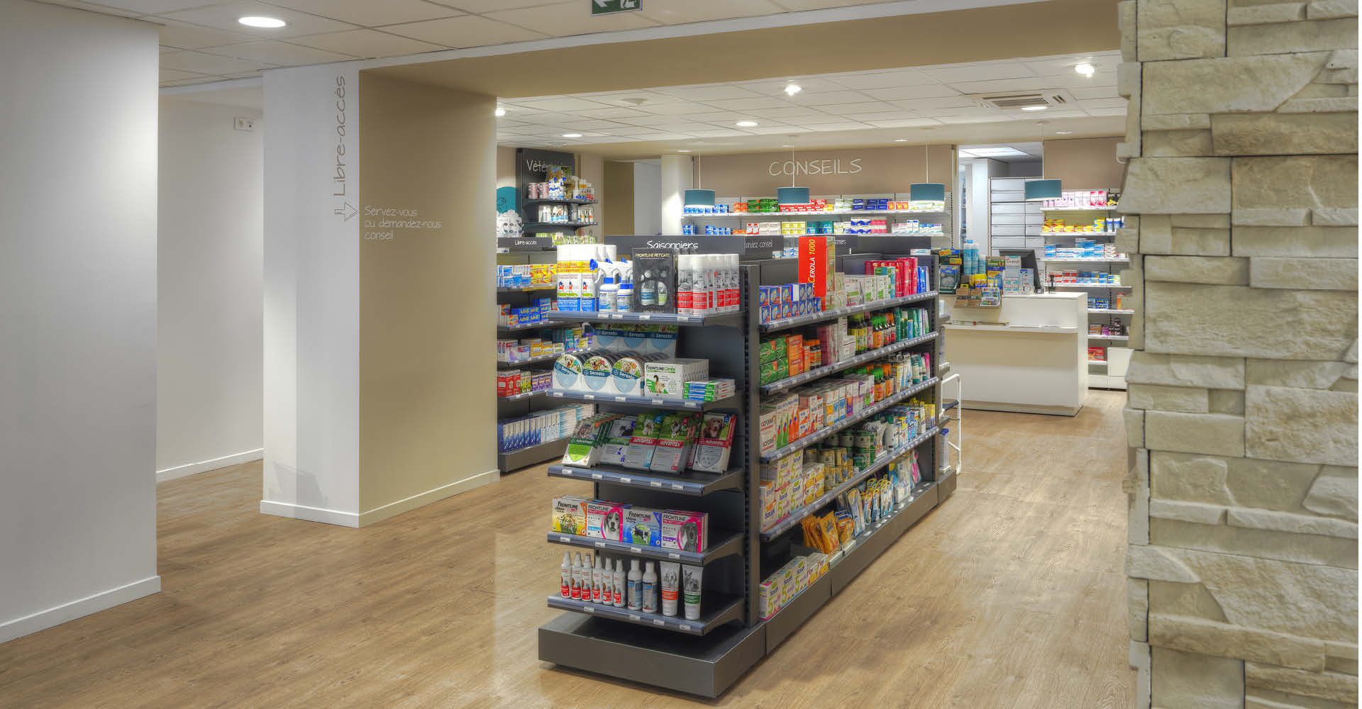 Espace de vente de la pharmacie Brainoise à Braine, avec un agencement moderne et fonctionnel valorisant les parcours clients.