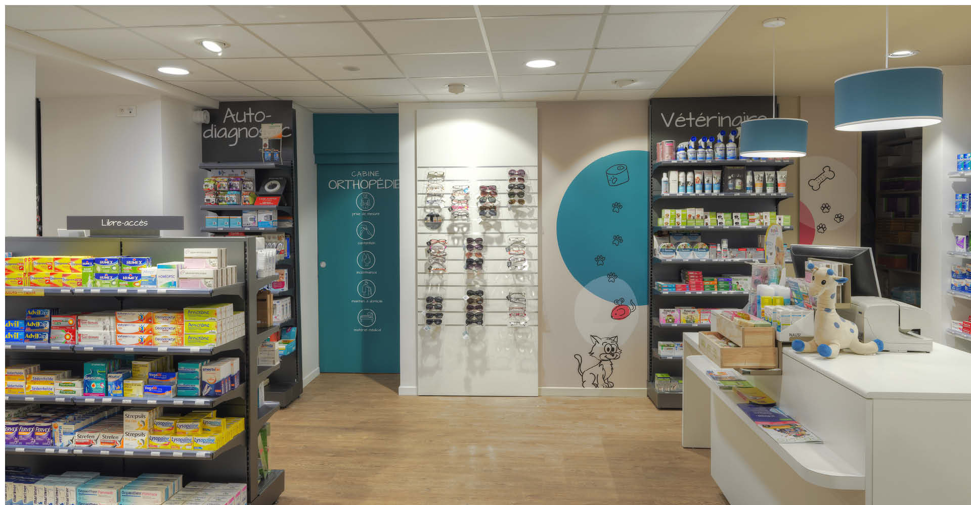 Espace de vente de la pharmacie Brainoise à Braine, avec un agencement moderne et fonctionnel valorisant les parcours clients.