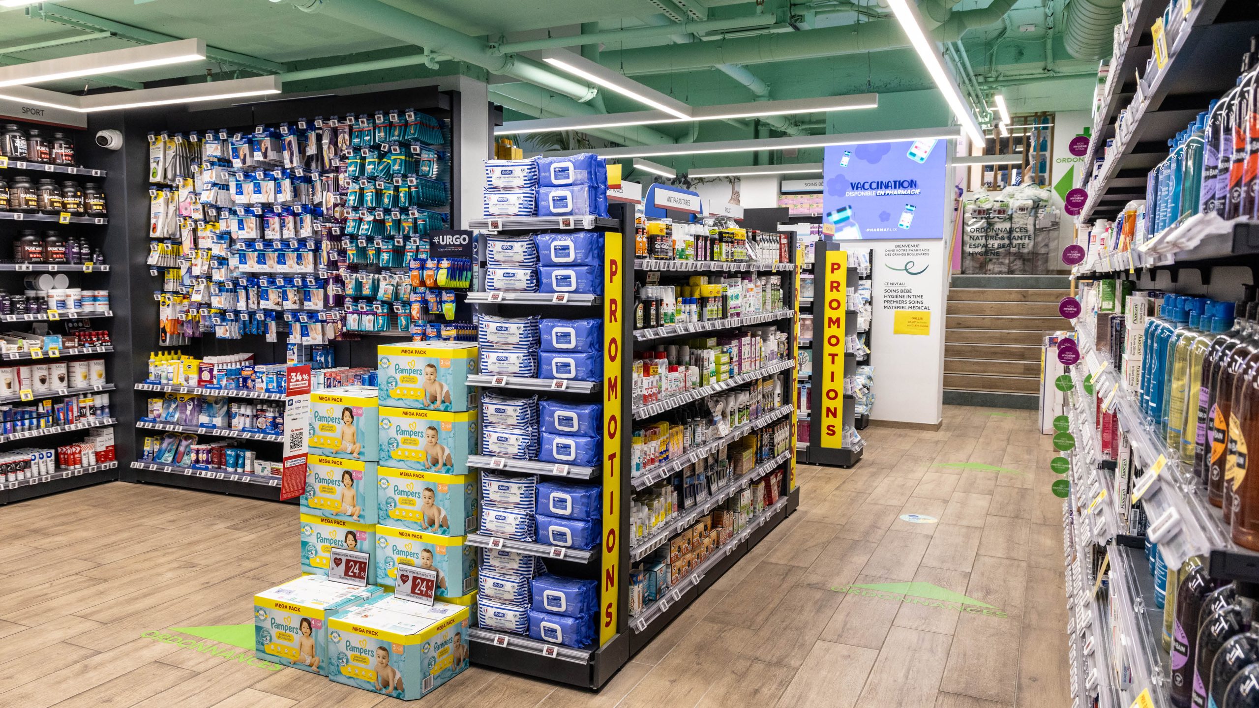 Vue générale de l’espace de vente sur deux niveaux, avec parcours client fluide et zones différenciées.