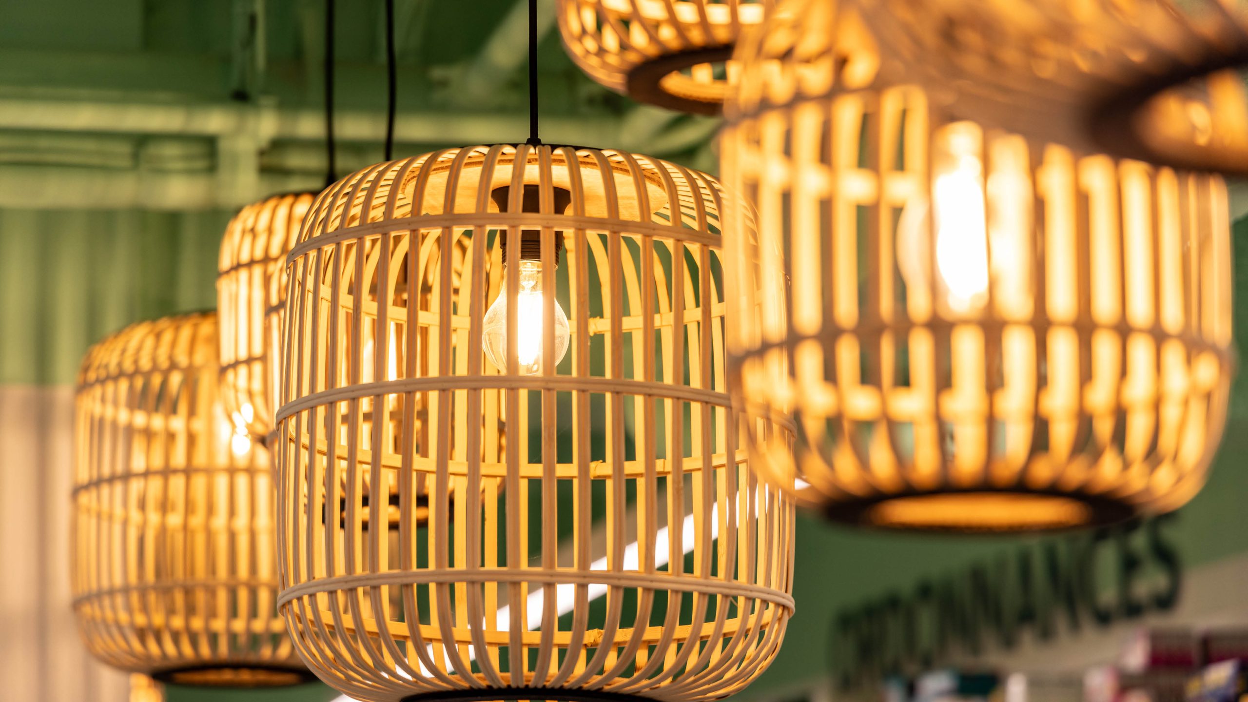 Luminaires design soulignant les zones clés, créant une ambiance chaleureuse.