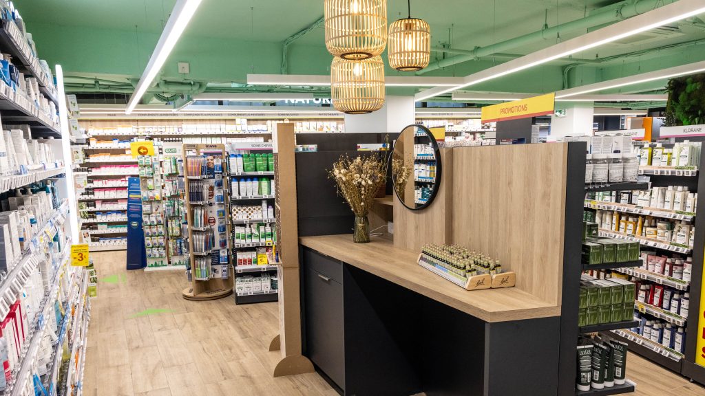 Vue générale de l’espace de vente sur deux niveaux, avec parcours client fluide et zones différenciées.