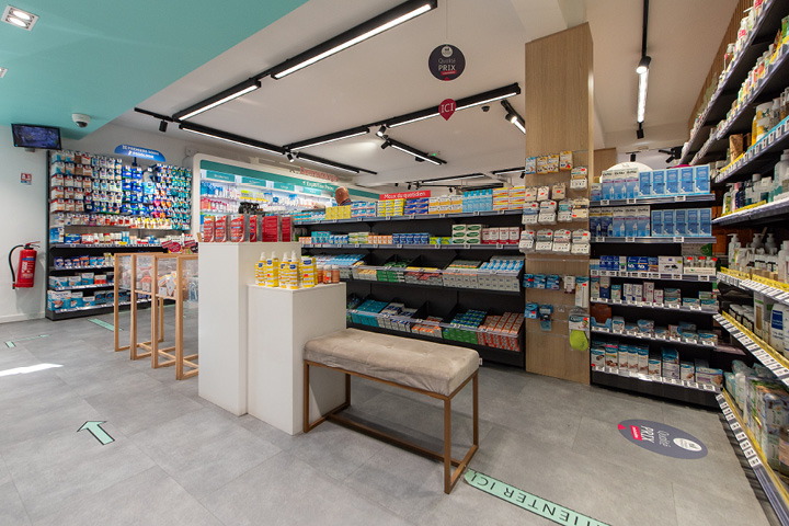 Vue générale de l’espace de vente de la Pharmacie des Mimosas, lumineux et organisé pour un parcours client fluide.