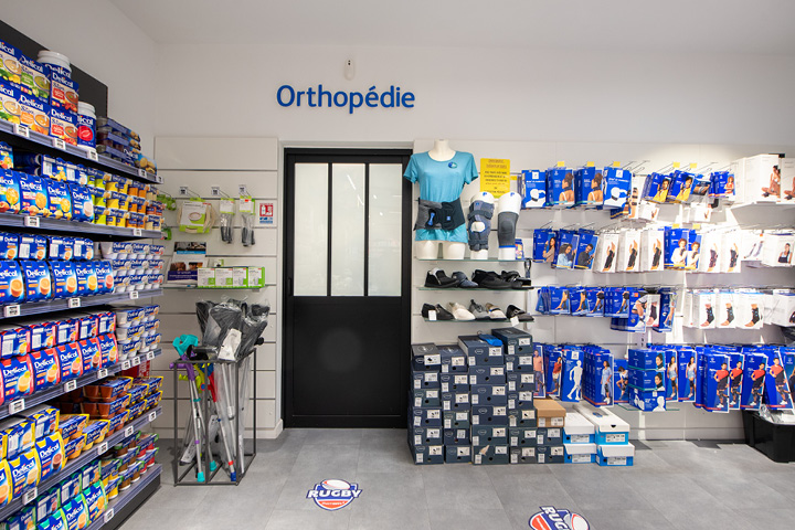 Cabine dédiée à l’orthopédie, avec aménagement adapté pour le confort des patients et consultations spécialisées.