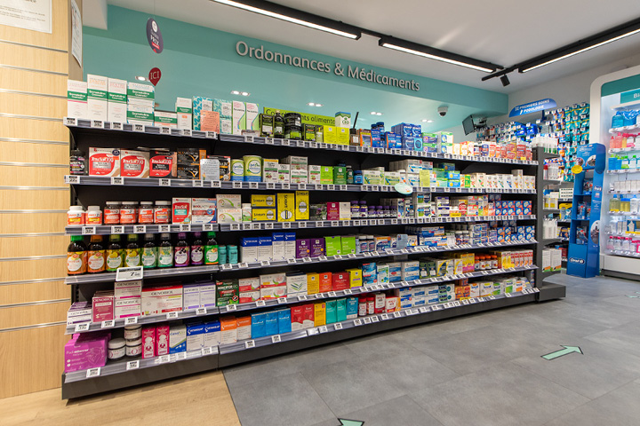 Linéaires bien organisés dans la pharmacie, facilitant la visibilité et l’accès aux produits.