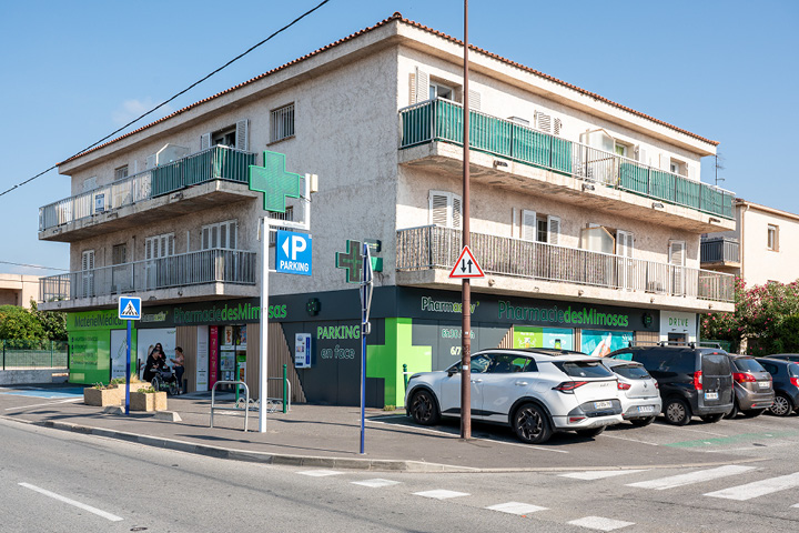 Façade moderne et accueillante de la Pharmacie des Mimosas à Fréjus, avec signalétique visible depuis la rue.