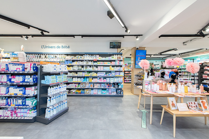 Vue générale de l’espace de vente de la Pharmacie des Mimosas, lumineux et organisé pour un parcours client fluide.