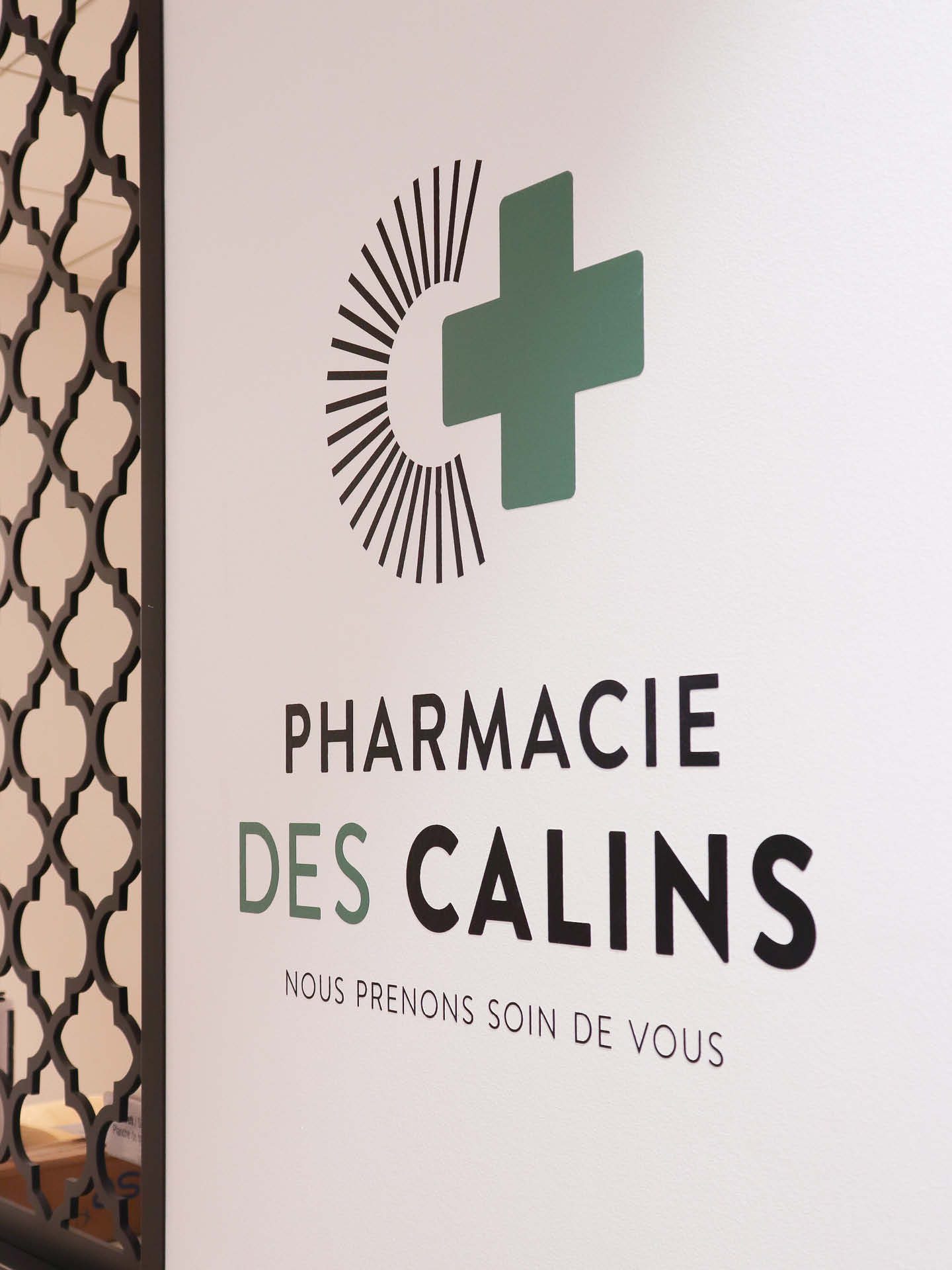 Mise en avant du logo et des éléments graphiques de la pharmacie, reflétant l’identité visuelle et assurant une cohérence esthétique sur l’ensemble du point de vente.