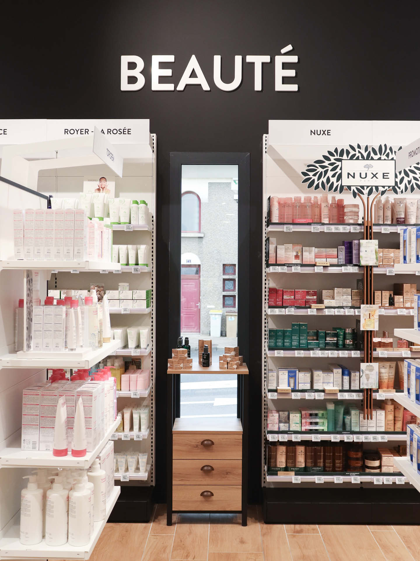 Mobilier sur-mesure de l’espace Beauté mettant en valeur les produits cosmétiques et offrant un environnement élégant et pratique pour la patientèle