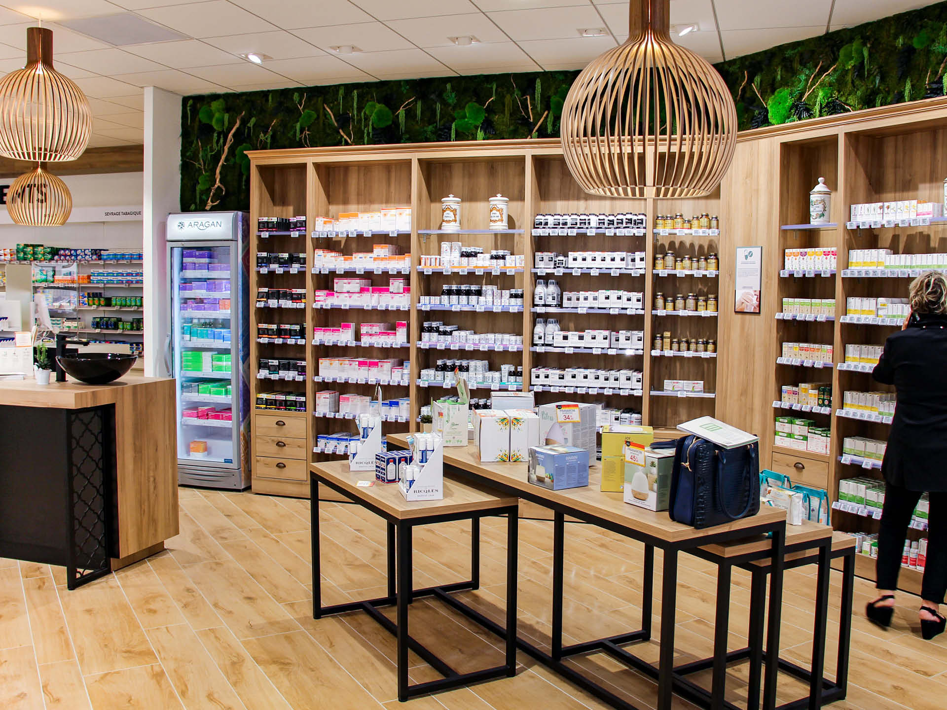 Mobilier sur-mesure pour le coner maquillage au sein de la pharmacie et de son aménagement.