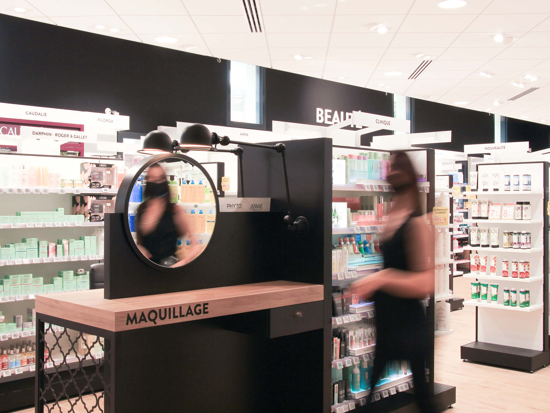 Mobilier sur-mesure pour le coner maquillage au sein de la pharmacie et de son aménagement.
