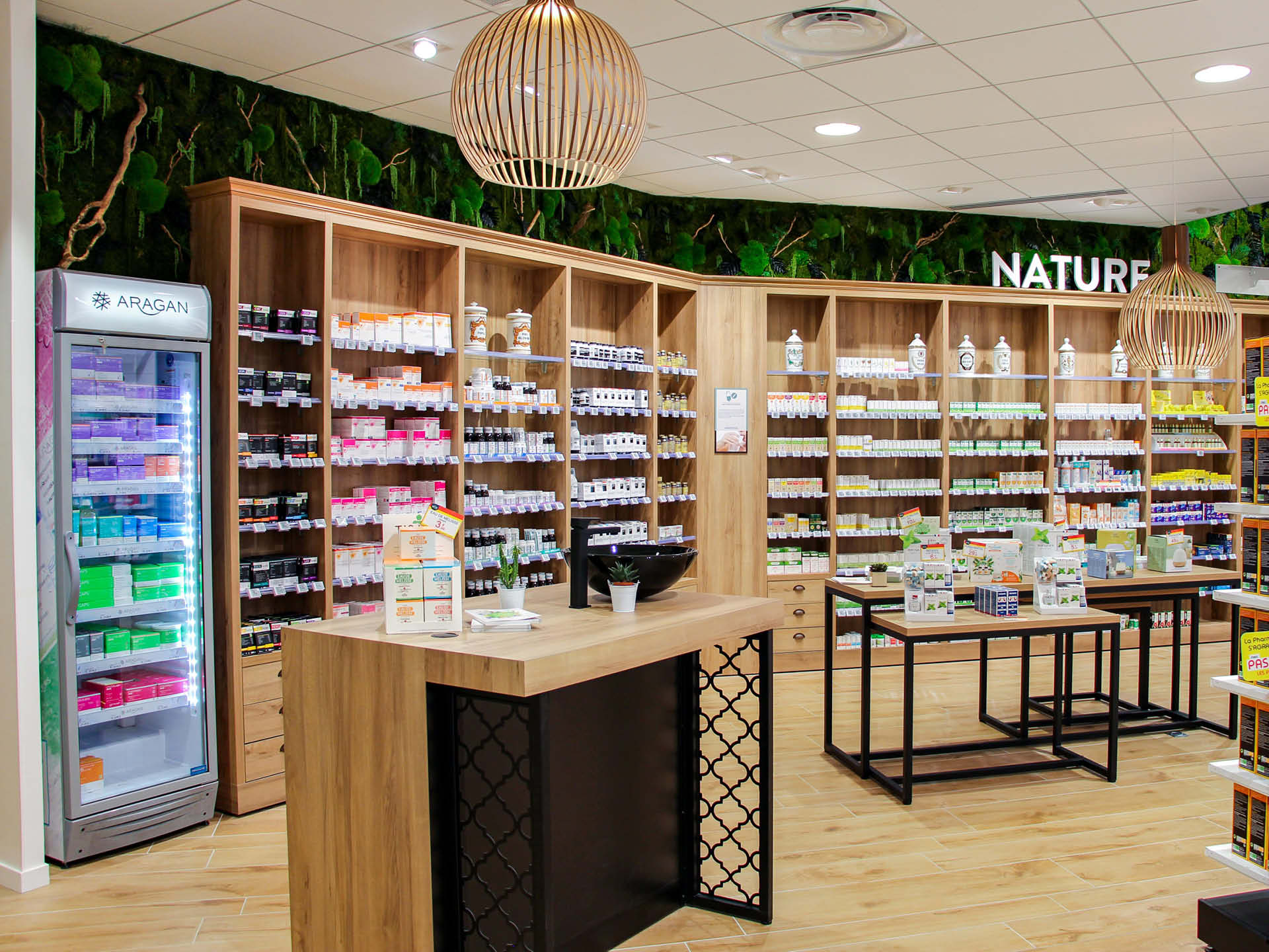 Espace nature au sein de l&#039;aménagement de la pharmacie. Espace Nature au sein de la pharmacie, distinctement identifié grâce à une signalétique claire et naturelle, favorisant une lecture intuitive du parcours client.