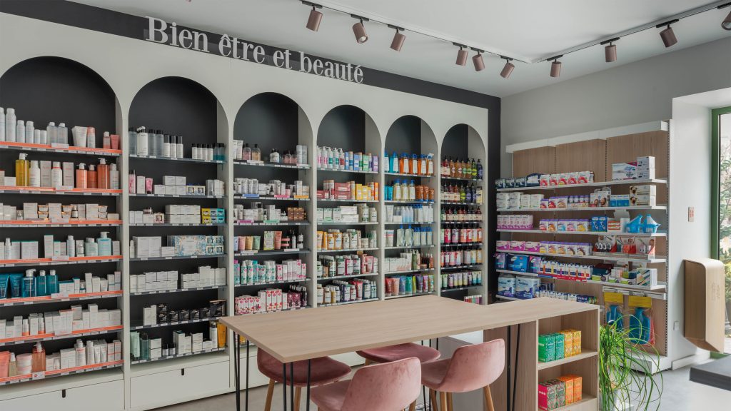 Mobilier sur-mesure dans l’espace beauté, optimisant la présentation des produits et le parcours client.