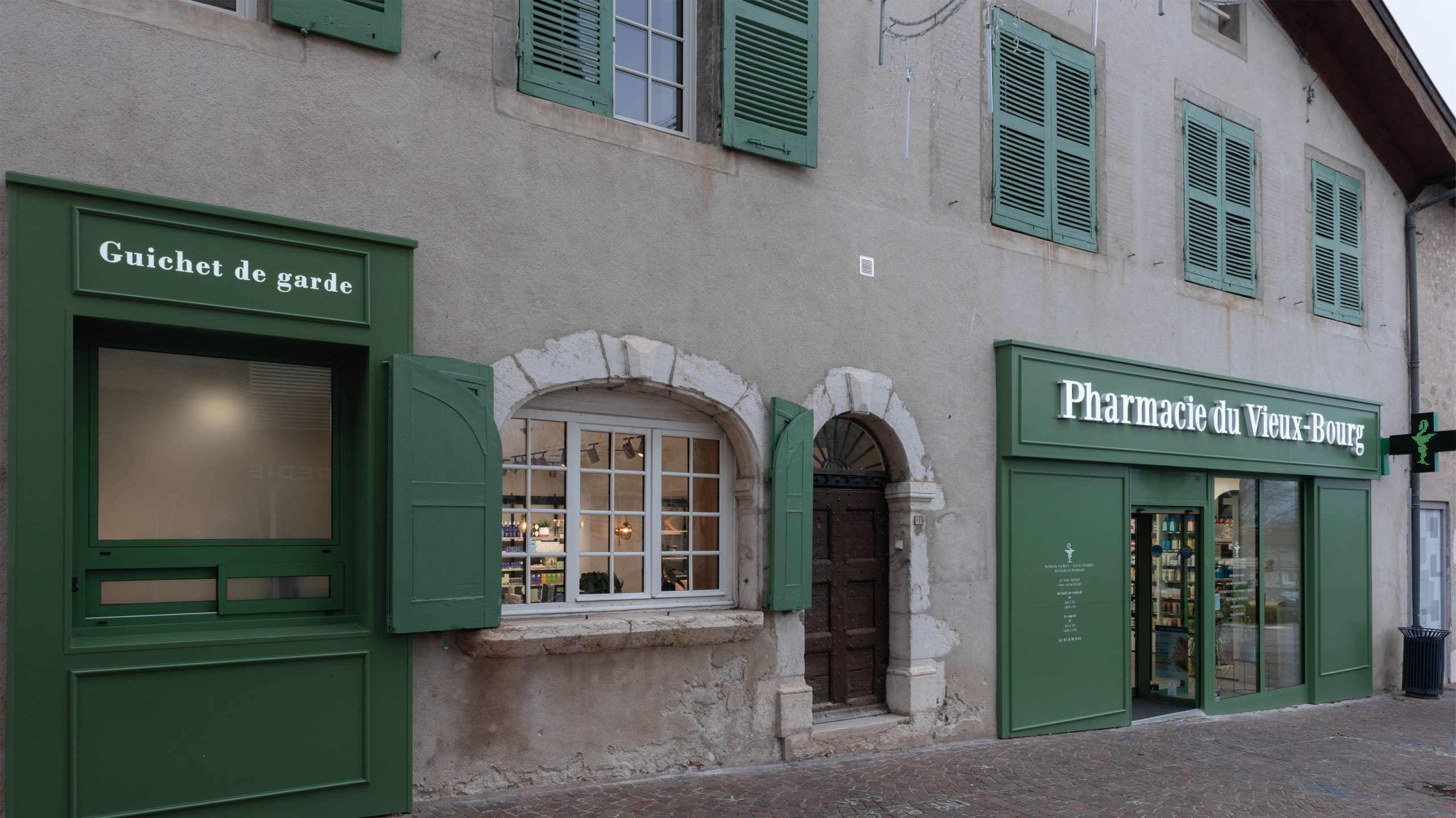 Façade accueillante de la Pharmacie du Vieux Bourg à Voreppe, avec identité visuelle rose pâle et verte.