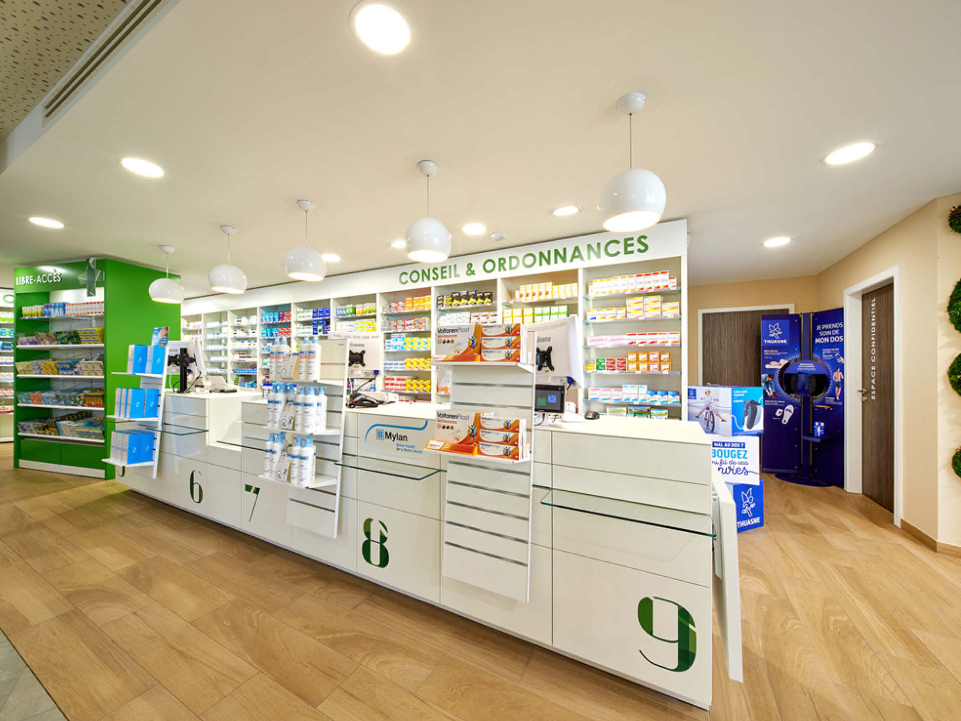 Comptoirs et signalétique claire — numéros de comptoirs visibles et identité graphique harmonieuse.