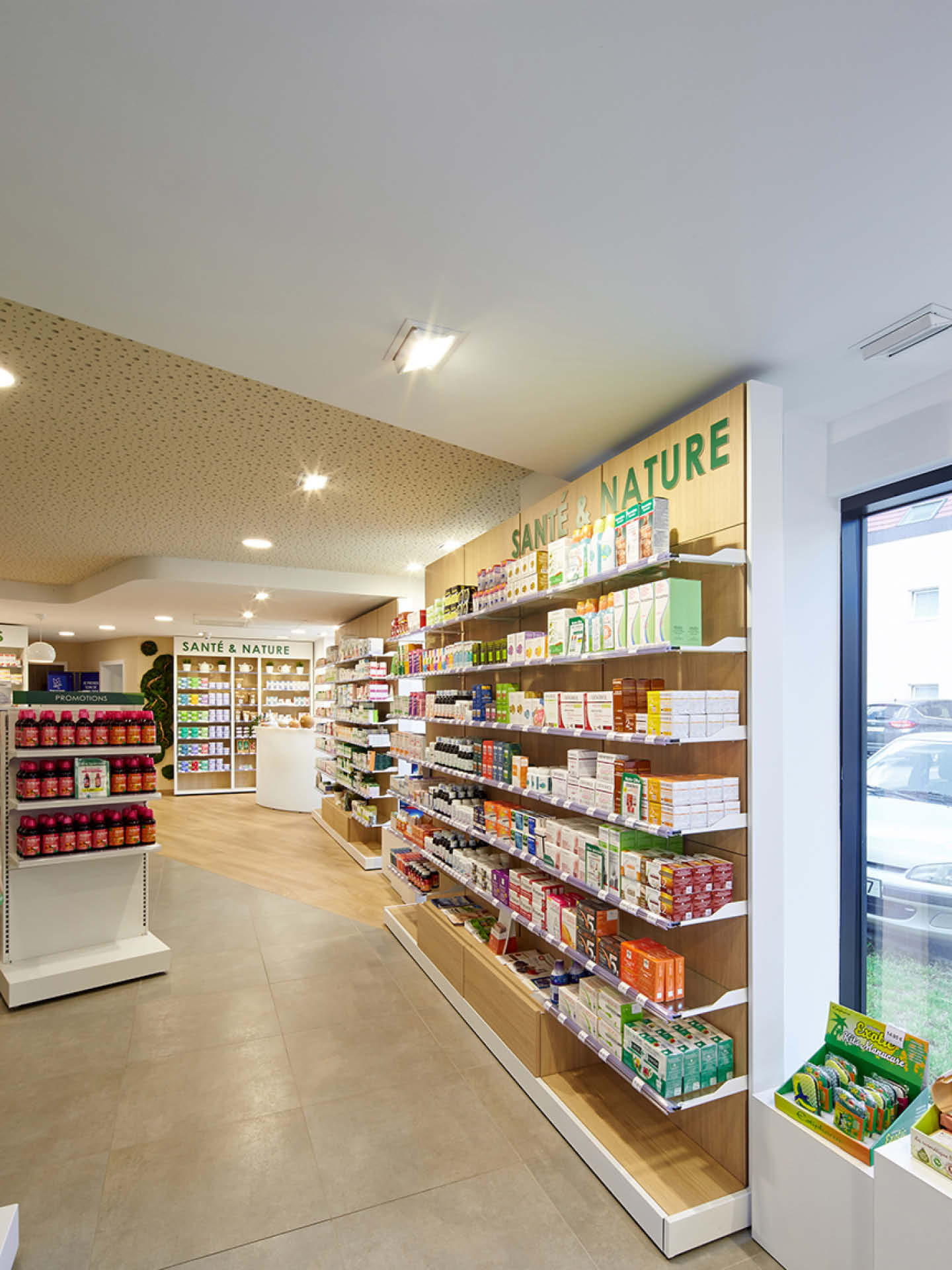 Espace nature mis en avant par un travail sur la couleur du linéaire Thor avec un fond bois apportant une touche chaleureuse dans l'aménagement de la pharmacie.