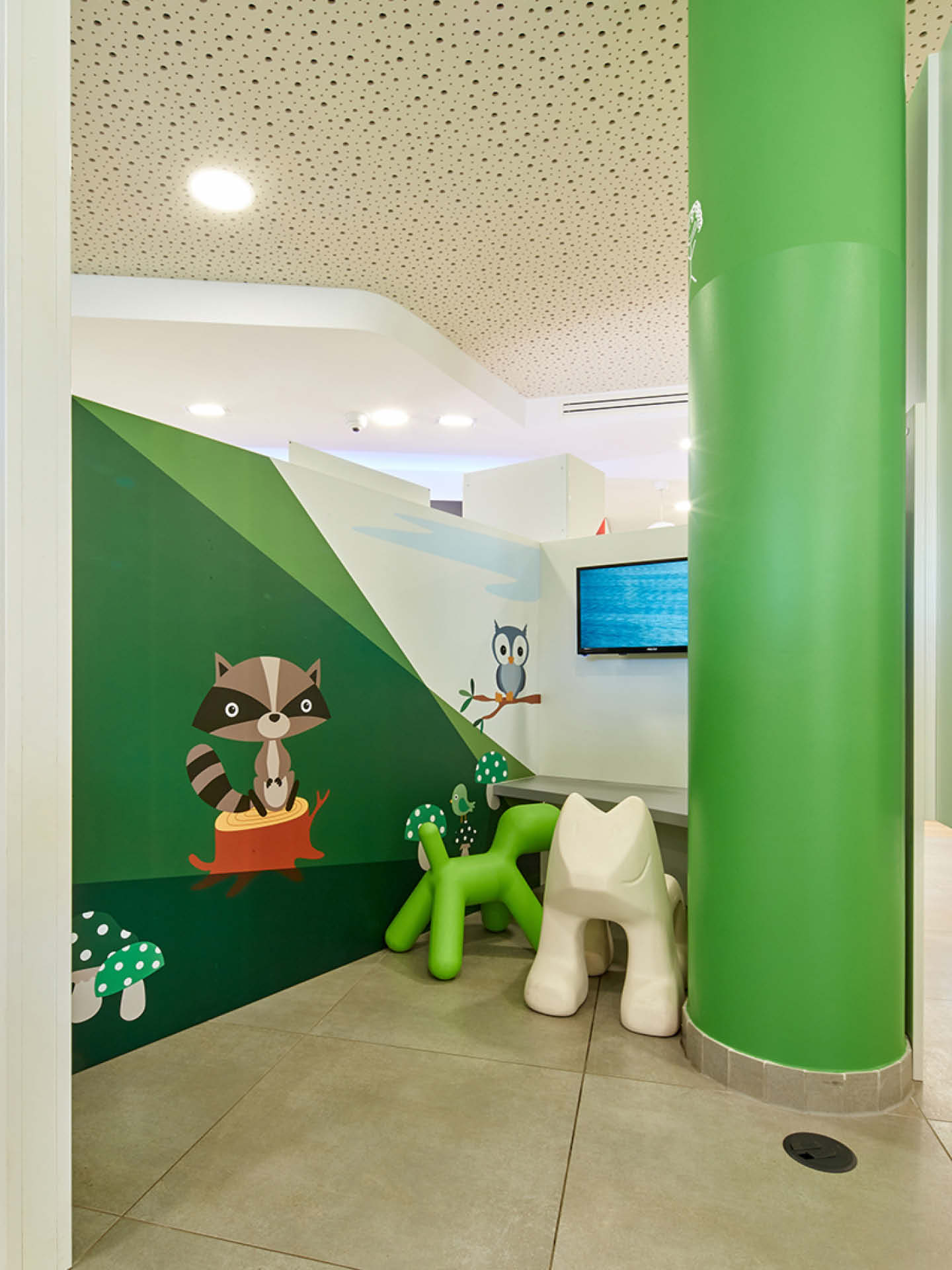 Espace enfant digital et ludique — zone dédiée aux plus jeunes, intégrée dans l’univers moderne de la pharmacie.