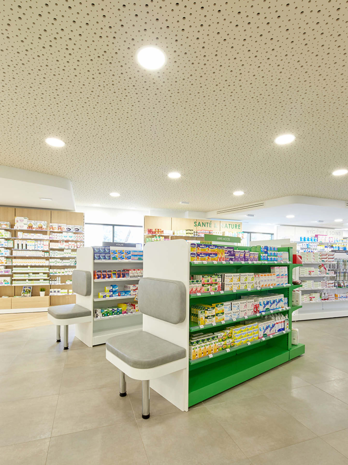 Espace attente dans l'améngament de la pharmacie face aux comptoirs.