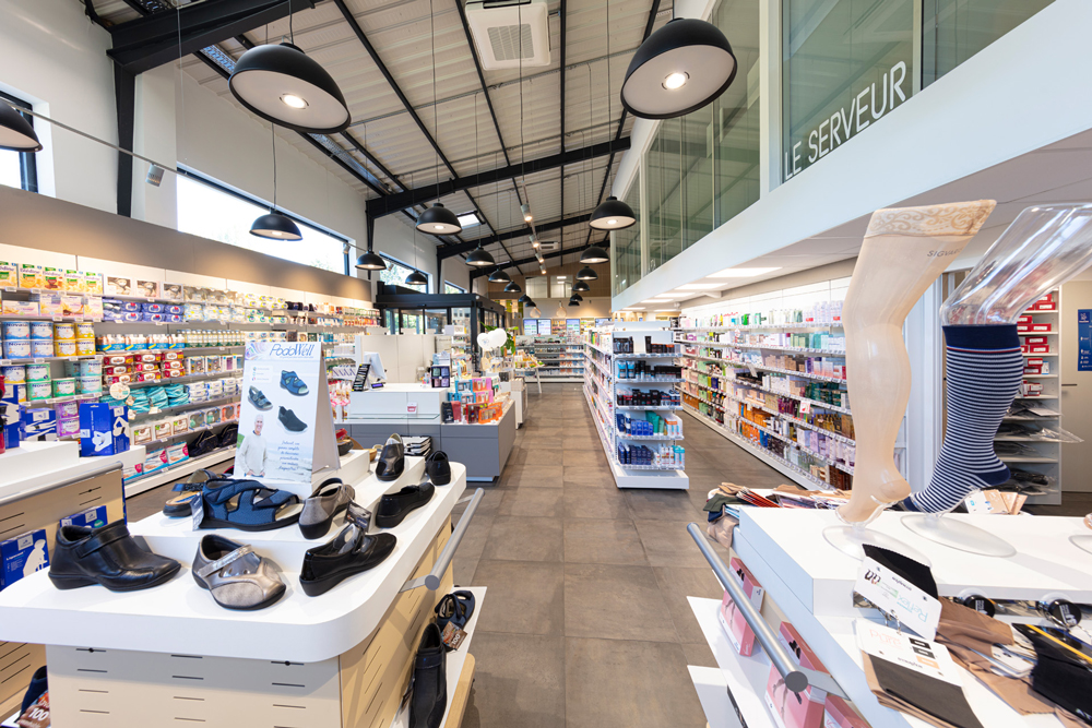 Espace orthopédie mise en avant dans l'espace de vente de la pharmacie avec des mobiliers sur-mesure pour identifier les produits.