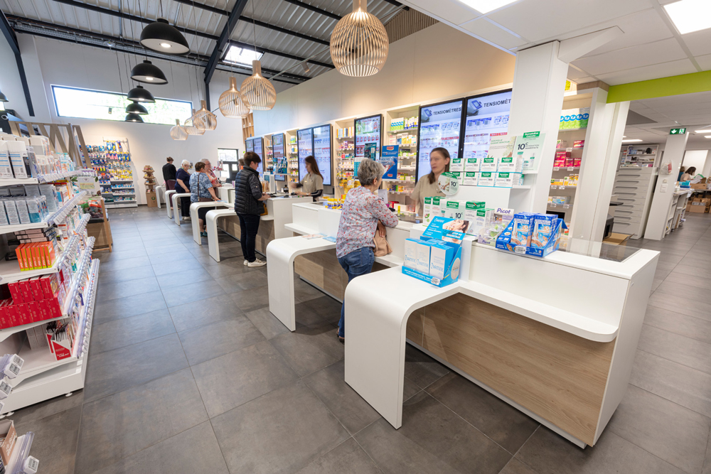 Comptoirs lumineux et fonctionnels intégrant des écrans digitaux pour une expérience client connectée.