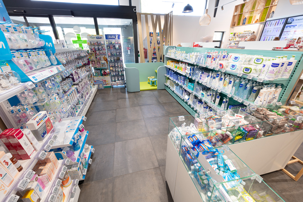 Vue intérieure de l’espace de vente lumineux et fluide, favorisant une circulation naturelle entre les univers.