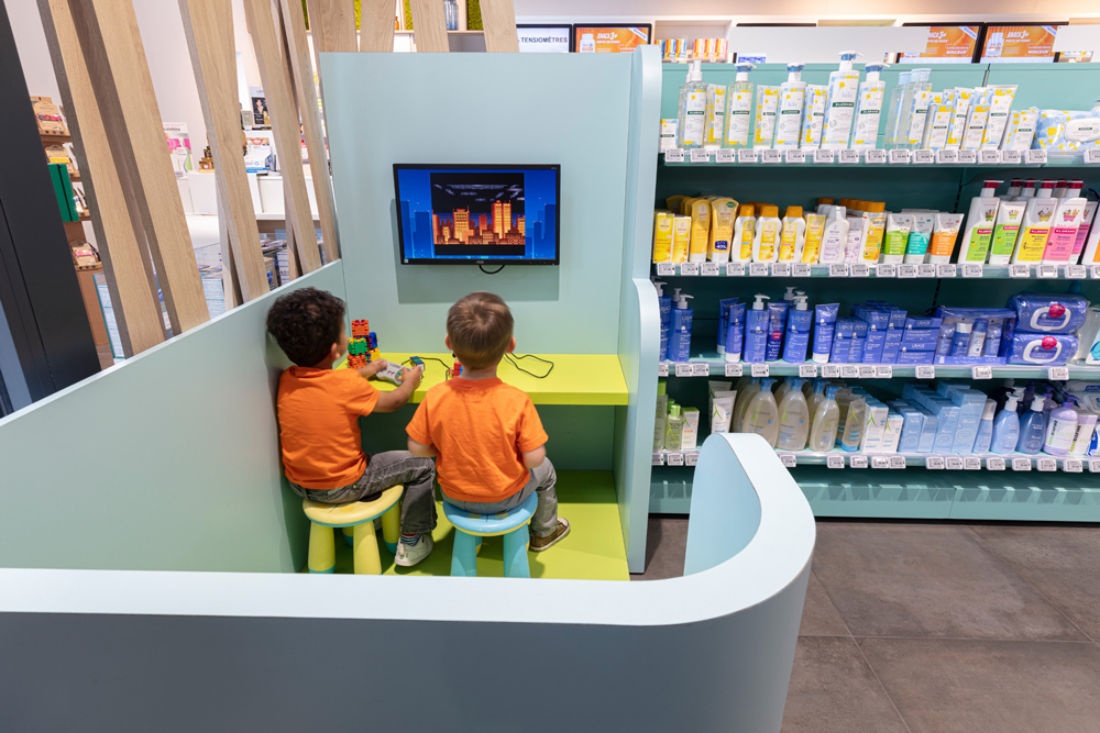 Coin enfants équipé d’un écran interactif, conçu pour un accueil ludique et familial.