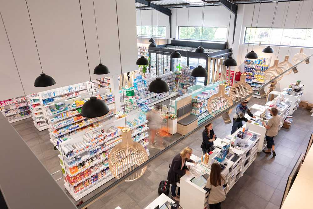 Vue d’ensemble de l’espace de vente lumineux et fluide, au mobilier contemporain, favorisant le parcours client.