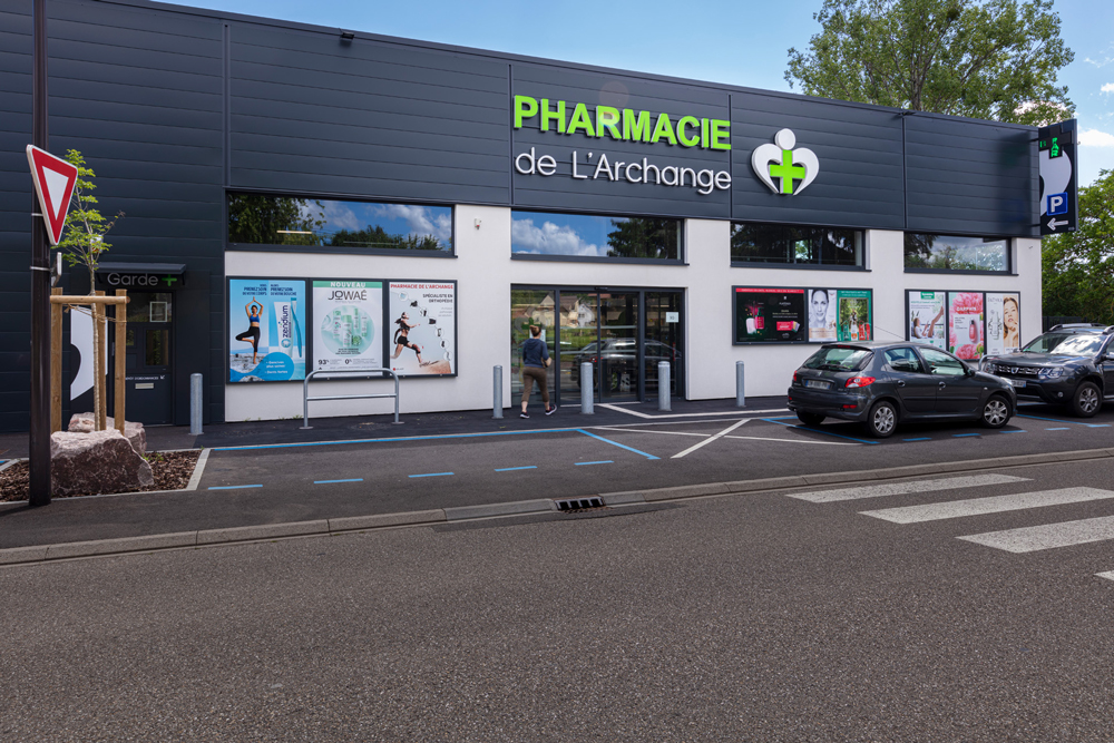 Façade de la pharmacie de l'Archange avec une identité graphique travaillée pour mettre en valeur l'officine.