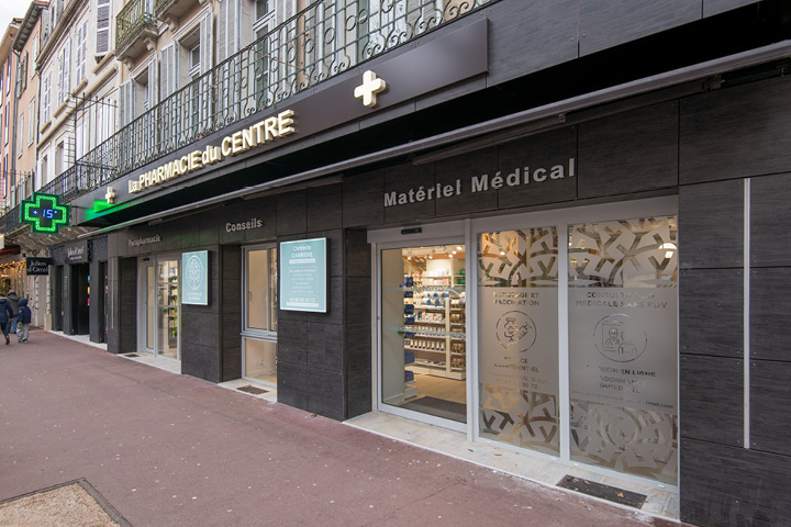 Façade de la Pharmacie Carrière à Millau, alliant modernité, transparence et élégance naturelle.