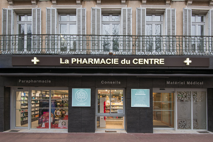 Façade de la Pharmacie Carrière à Millau, alliant modernité, transparence et élégance naturelle.