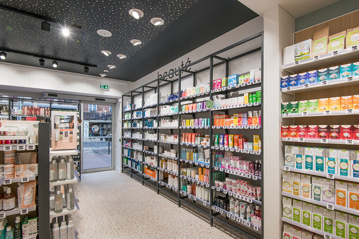 Vue d’ensemble de l’espace de vente lumineux et chaleureux de la Pharmacie Carrière, organisé par univers santé.