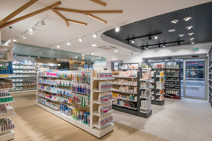 Vue d’ensemble de l’espace de vente lumineux et chaleureux de la Pharmacie Carrière, organisé par univers santé.